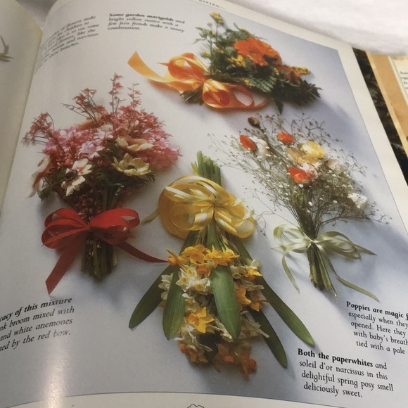Fresh Flowers A complete guide to selecting & arranging coffee table book - Picture 7 of 16